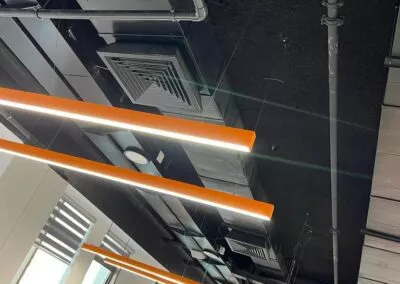 טיח אקוסטי k13 בגוון שחור – משרדי איי קלאודיוס