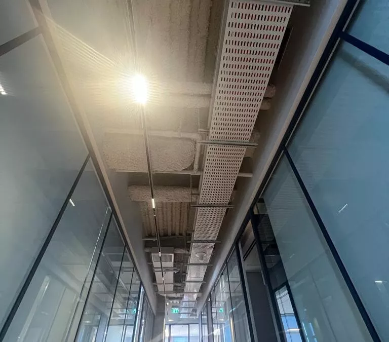 טיח אקוסטי בהתזה k13 בגוון אפור בהיר – משרד עורכי דין